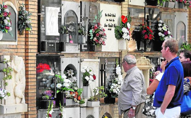 Las visitas a los cementerios disparan el mosquito tigre por el agua de los ramos