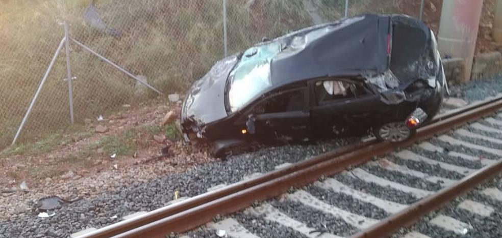 Retrasos en Cercanías por la caída de un coche a la vía