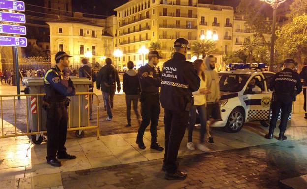 La policía vallará 14 zonas contra el botellón en Valencia y usará perros para detectar drogas