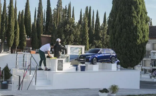 Un delincuente de Granada 'descansa' en su tumba bajo un Audi Q5