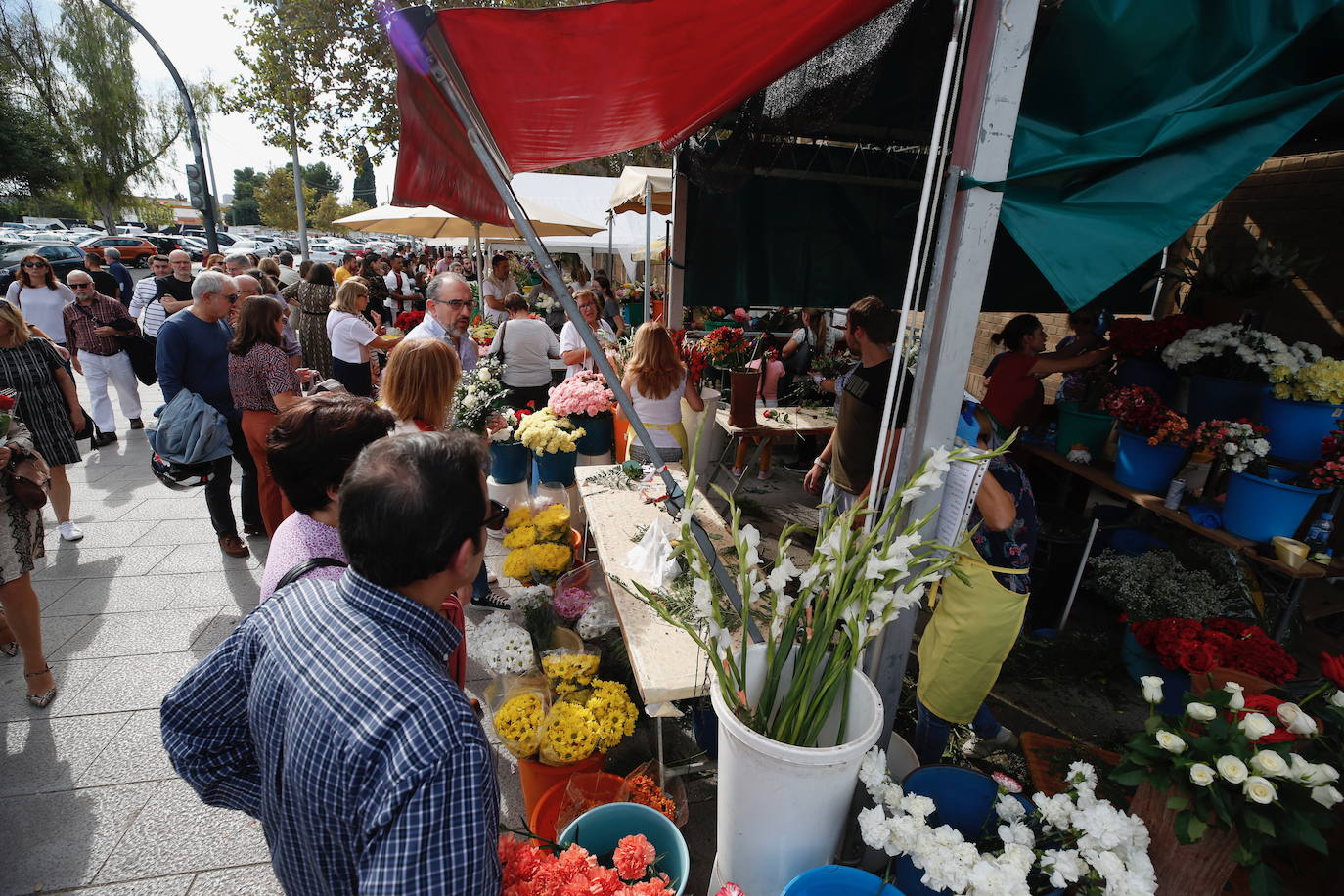 Los valencianos cumplen con la tradición de Todos los Santos