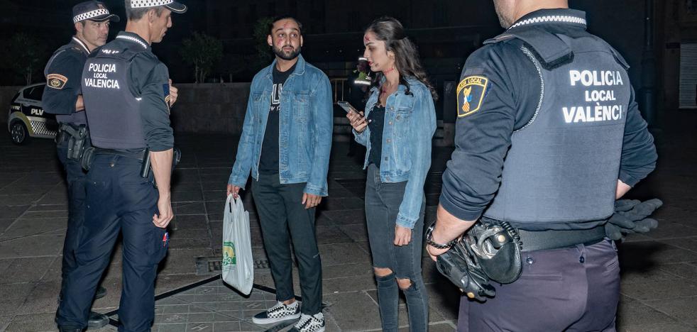 El botellón de Halloween llena de basura plazas y jardines del centro