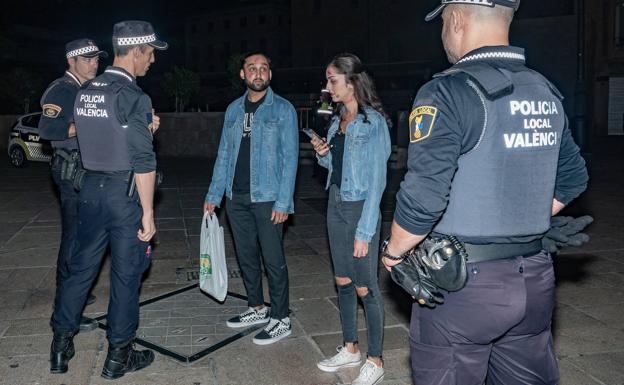 El botellón de Halloween llena de basura plazas y jardines del centro