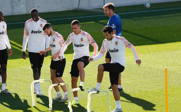 El Valencia, sin Soler, Gameiro ni Coquelin para medirse al Espanyol