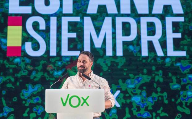 Abascal olvida los complejos para comer terreno a PP y Ciudadanos