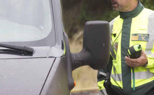 Un conductor drogado intenta atropellar a un guardia civil en Alberic