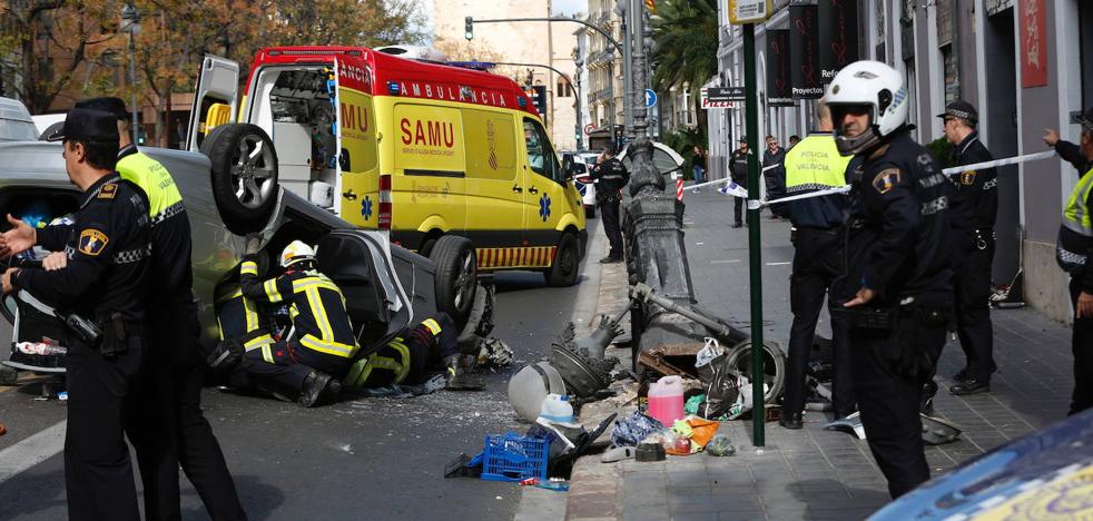 Un coche vuelca en pleno centro de Valencia