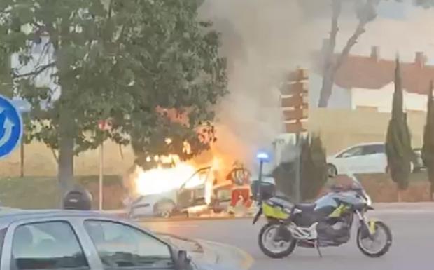 Un coche que acababa de salir del taller arde ante Feria Valencia