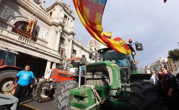 Los vecinos salen a la calle por su autovía