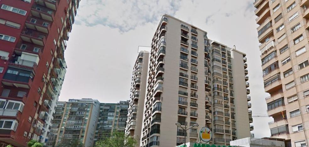 Los bomberos trasladan a un hombre impedido por la ventana desde un piso 11 de Valencia