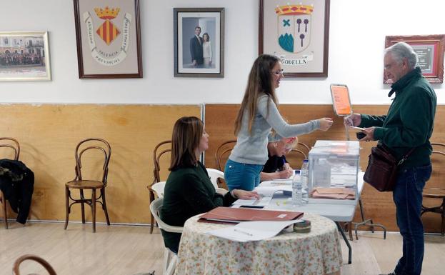 Un colegio valenciano retrasa su cierre por un error del presidente de mesa