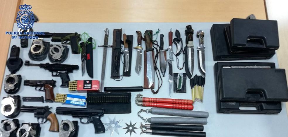 Un vigilante detenido por maltratar a su mujer guardaba un arsenal en su casa