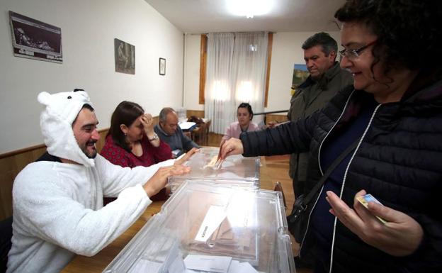 Se disfraza de oso para protestar por tener que presidir una mesa electoral