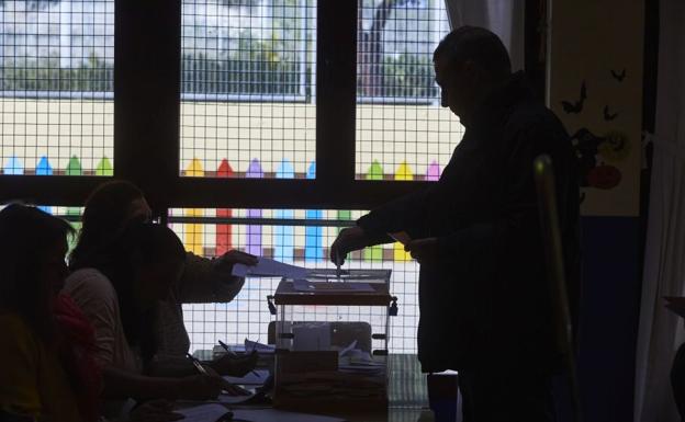 Detenido un hombre de 70 años que acudió al colegio electoral con un revólver cargado y una navaja