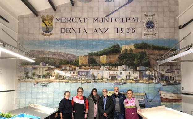 La Dénia de los 50 se hace hueco en el Mercat Municipal en forma de mural cerámico