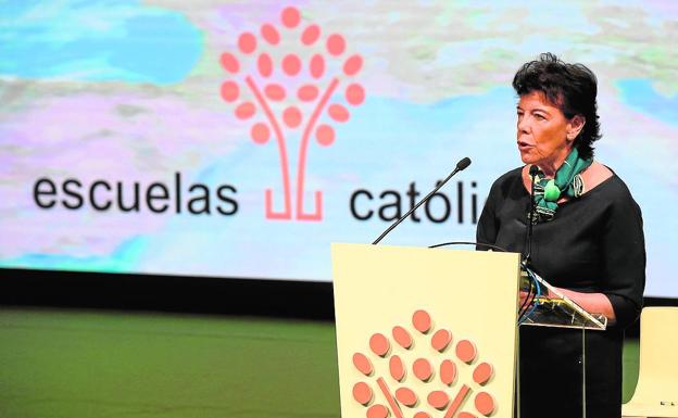 Celaá niega el derecho constitucional a elegir colegio y enseñanza religiosa