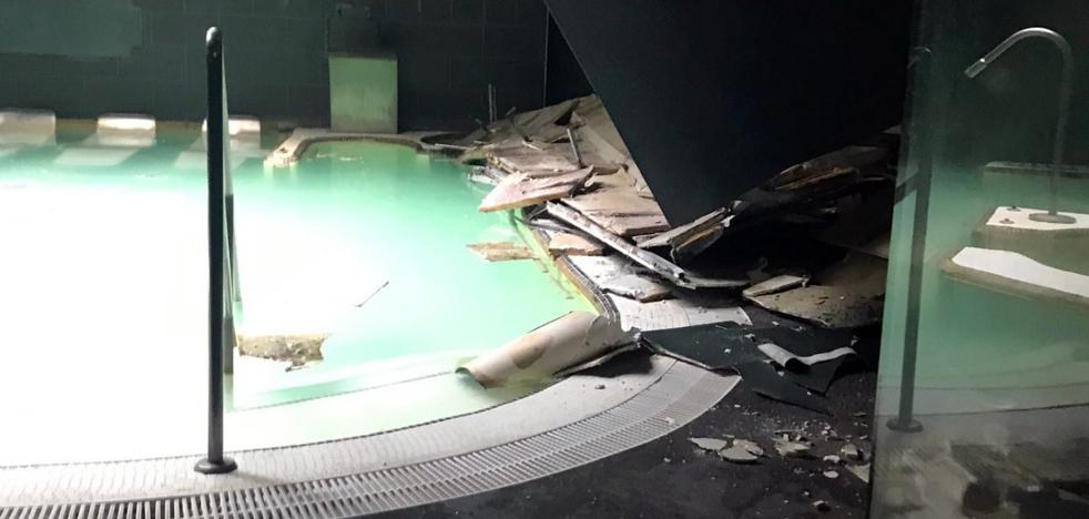 El techo del balneario de la Alameda se desploma