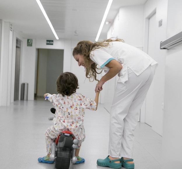 Quirónsalud mejora la experiencia del paciente infantil con réplicas de motos GP con motivo del Gran Premio Motul de la Comunidad Valenciana