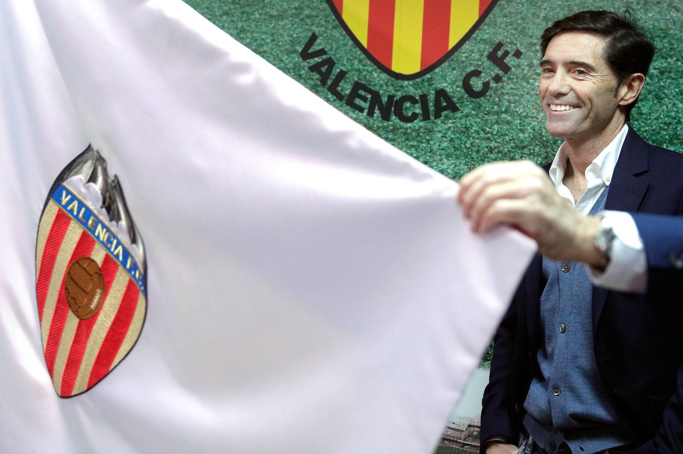 Marcelino García Toral recibe la bandera fundacional del Valencia CF