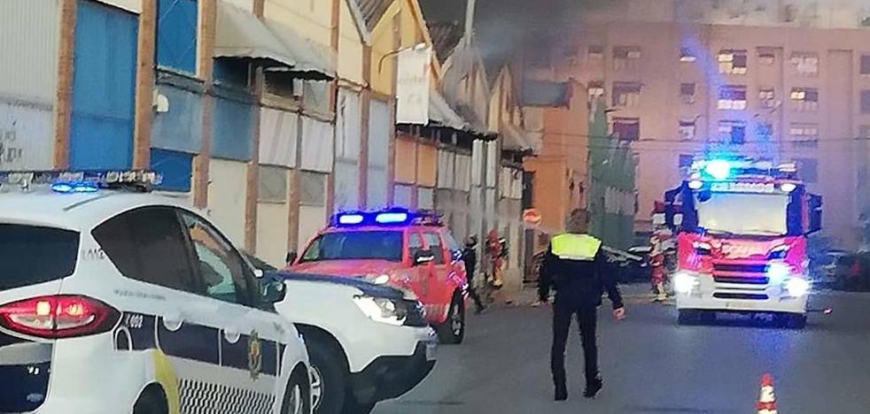 Un incendio en una nave obliga a confinar a vecinos de Alaquàs