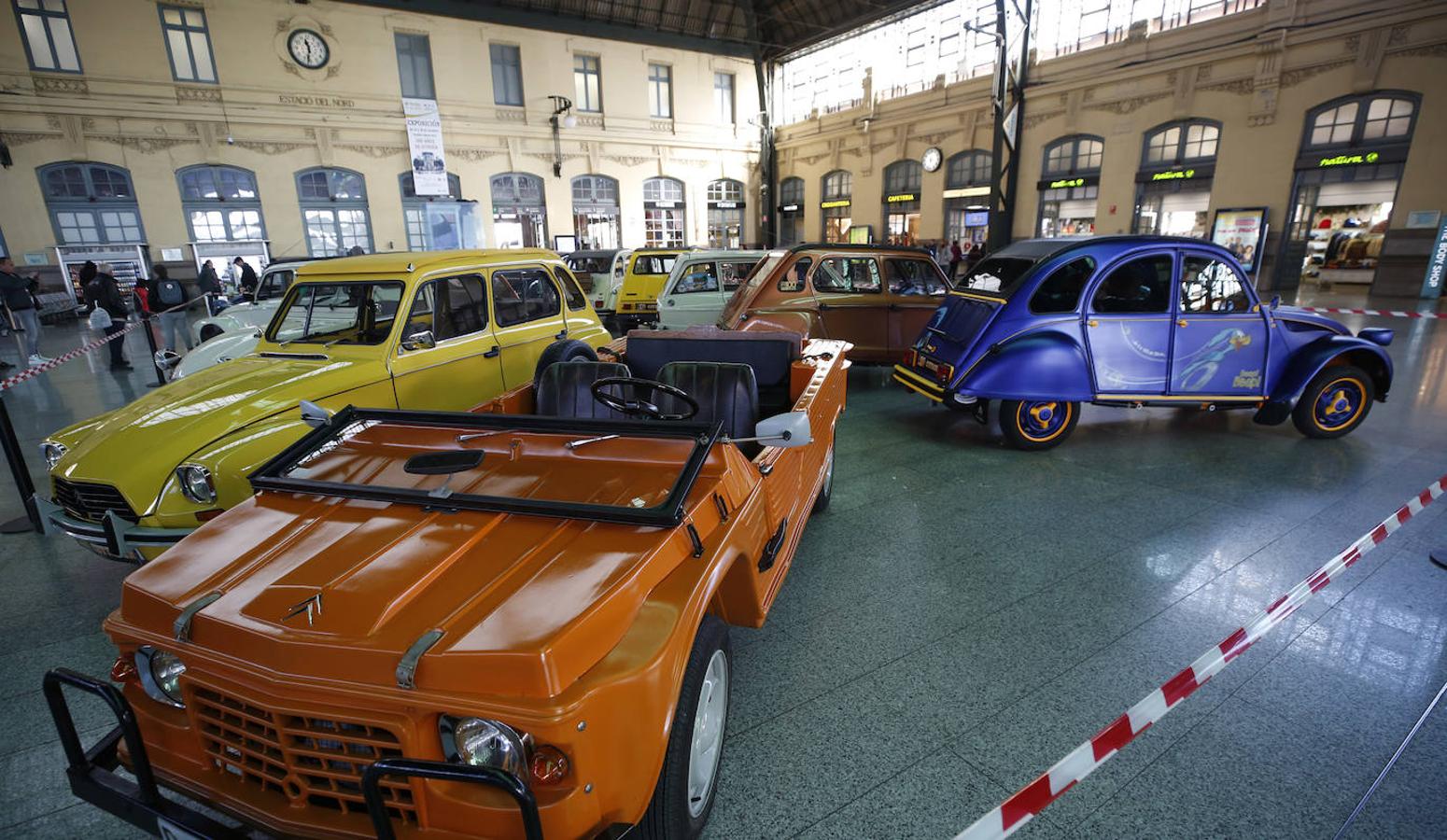 Exposición de vehículos históricos en la Estación del Norte de Valencia con motivo del 100 Aniversario de la marca Citroën