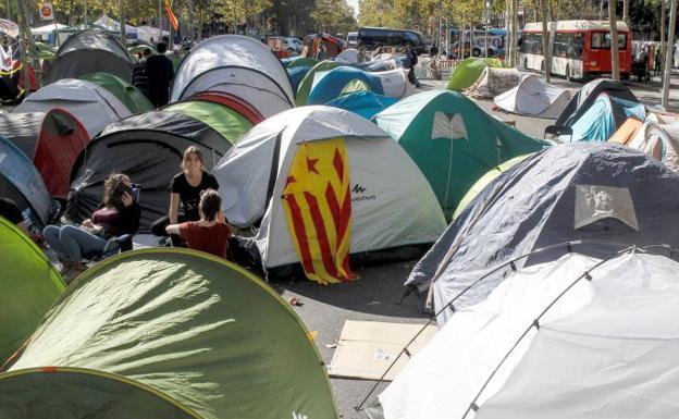 Dos detenidos en el desalojo de la acampada de la plaza Universidad de Barcelona