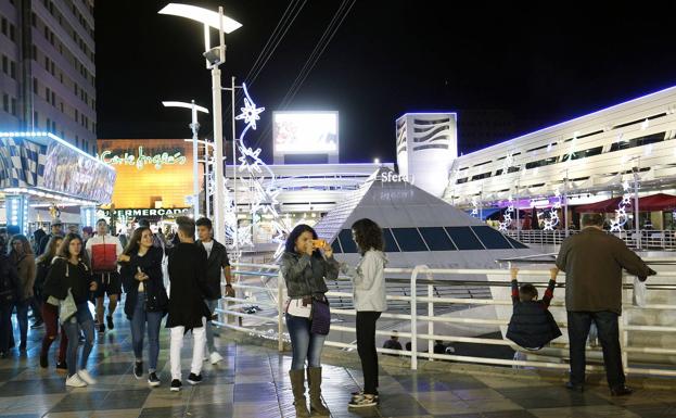 El primer encendido de luces de la Navidad 2019 ilumina hoy Valencia