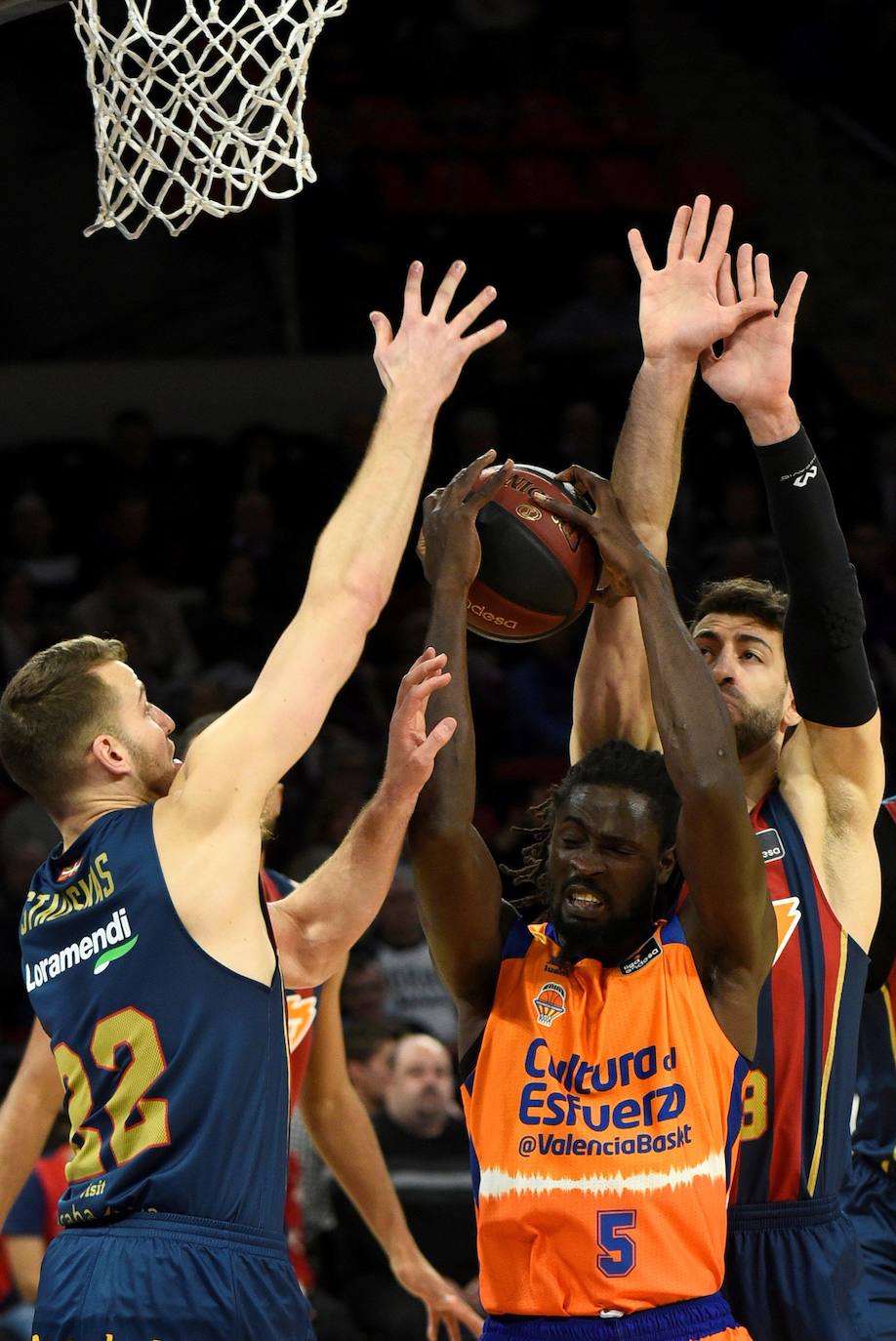 El Kirolbet Baskonia-Valencia Basket, en imágenes