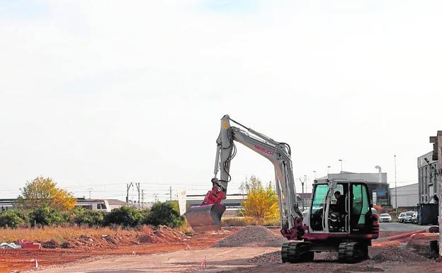 Inician las obras de una nueva calle que conectará con la futura estación de tren