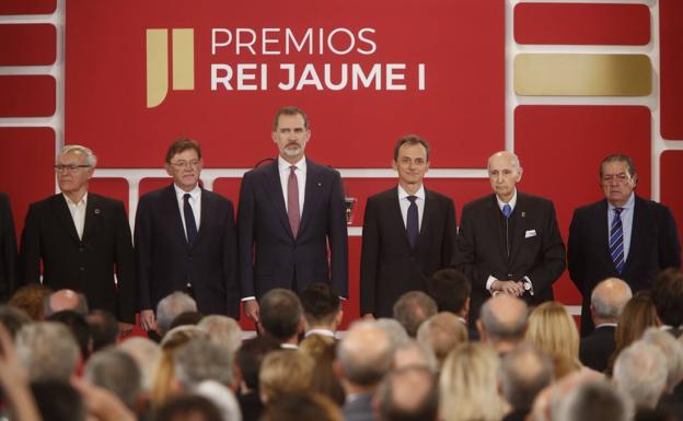 El Rey defiende en los Premios Jaume I que el apoyo a la ciencia impulsa el progreso de la sociedad