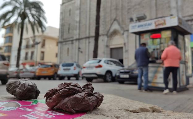 Benissa llena de «heces» sus calles para concienciar a sus vecinos