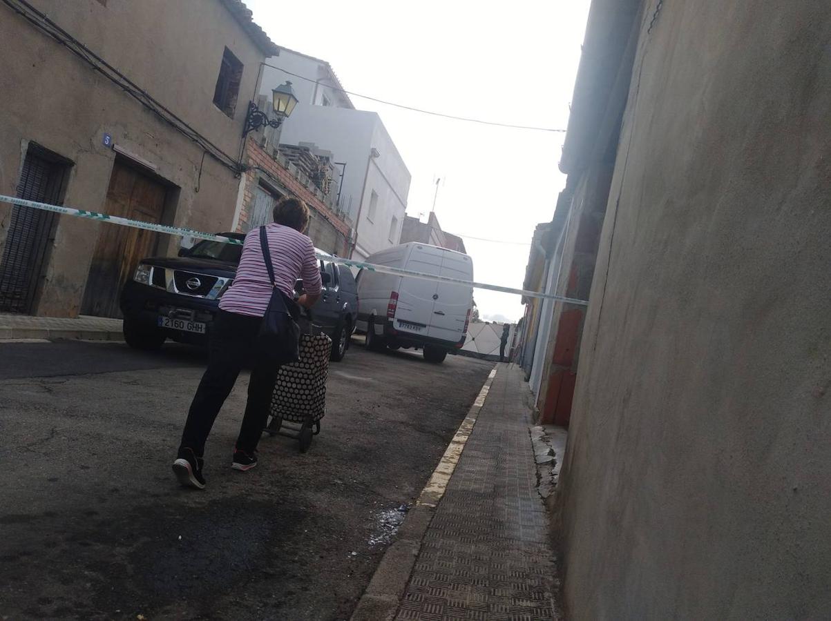 Fotos del registro de la casa del hombre con el que quedó la desaparecida en Manuel