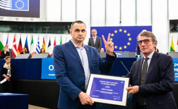 «Cuidado con Rusia», advierte a Europa el cineasta ucraniano Sentsov al recoger el premio Sajarov