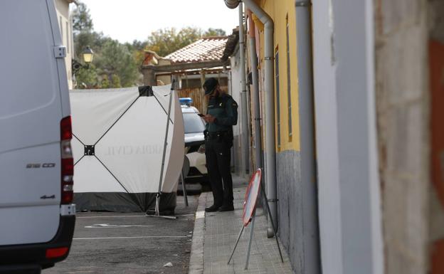 Levantan parte del suelo y revisan tuberías en la casa del sospechoso de la desaparición de Marta Calvo en Manuel