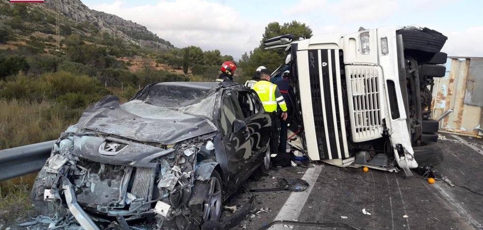 Un hombre fallece tras quedar atrapado en la cabina de su camión por un accidente en la AP-7