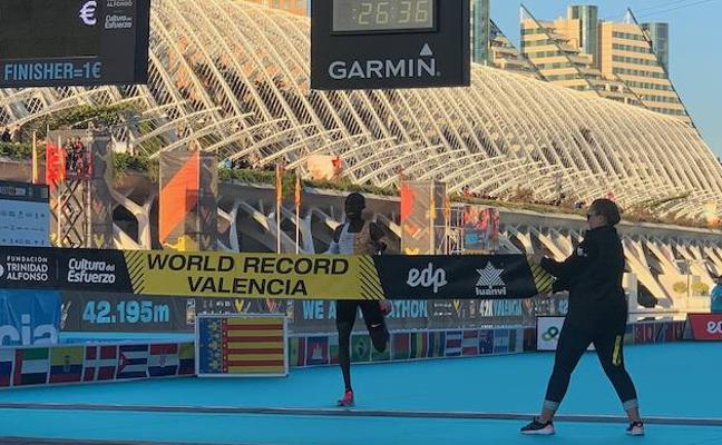Cheptegei bate el récord del mundo en la última 10K en Valencia