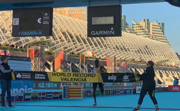 Cheptegei bate el récord del mundo en la última 10K en Valencia