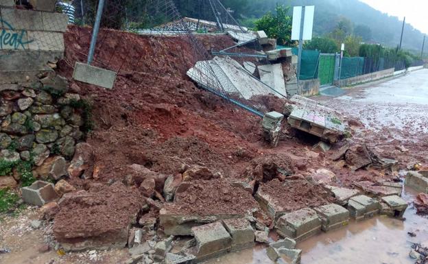 La lluvia provoca cortes de caminos en la Ribera