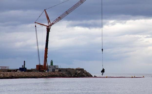 Baleària da por concluida la retirada del ferry encallado en Dénia tras una inspección subacuática