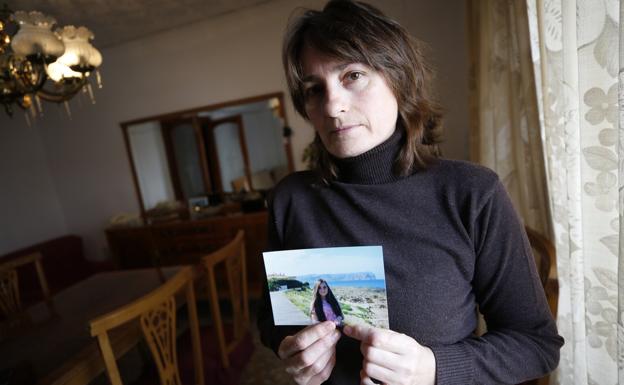 La madre de Krhystyna Savenchuk, con una foto de su hija poco antes de desaparecer. /jesús signes