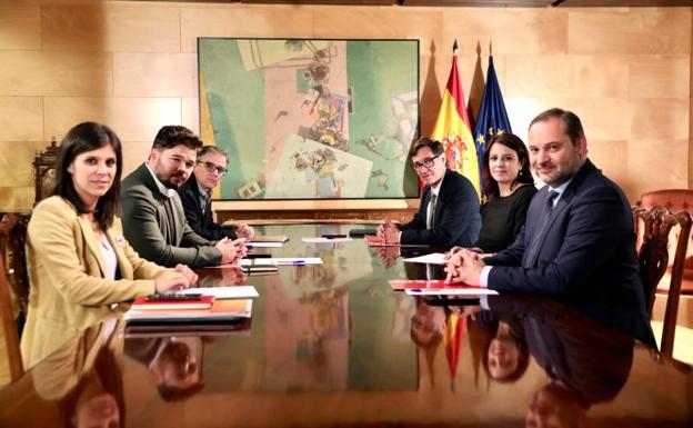 PSOE y Esquerra acuerdan activar «la vía política» para resolver el conflicto catalán