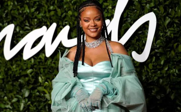 Rihanna irrumpe con fuerza en los Premios de la Moda