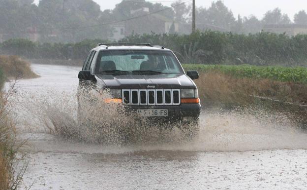 Dos rescatados de un coche atrapado por el agua en Vinaròs