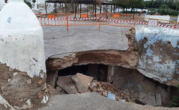 El techo de una casa cueva de Paterna se hunde y los vecinos denuncian abandono