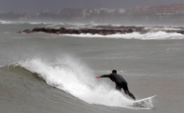 El temporal arrasa en Dénia los trabajos de regeneración de la playa de Les Deveses