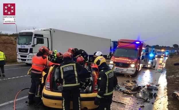 Dos ancianos heridos en el vuelco de un coche en Buñol