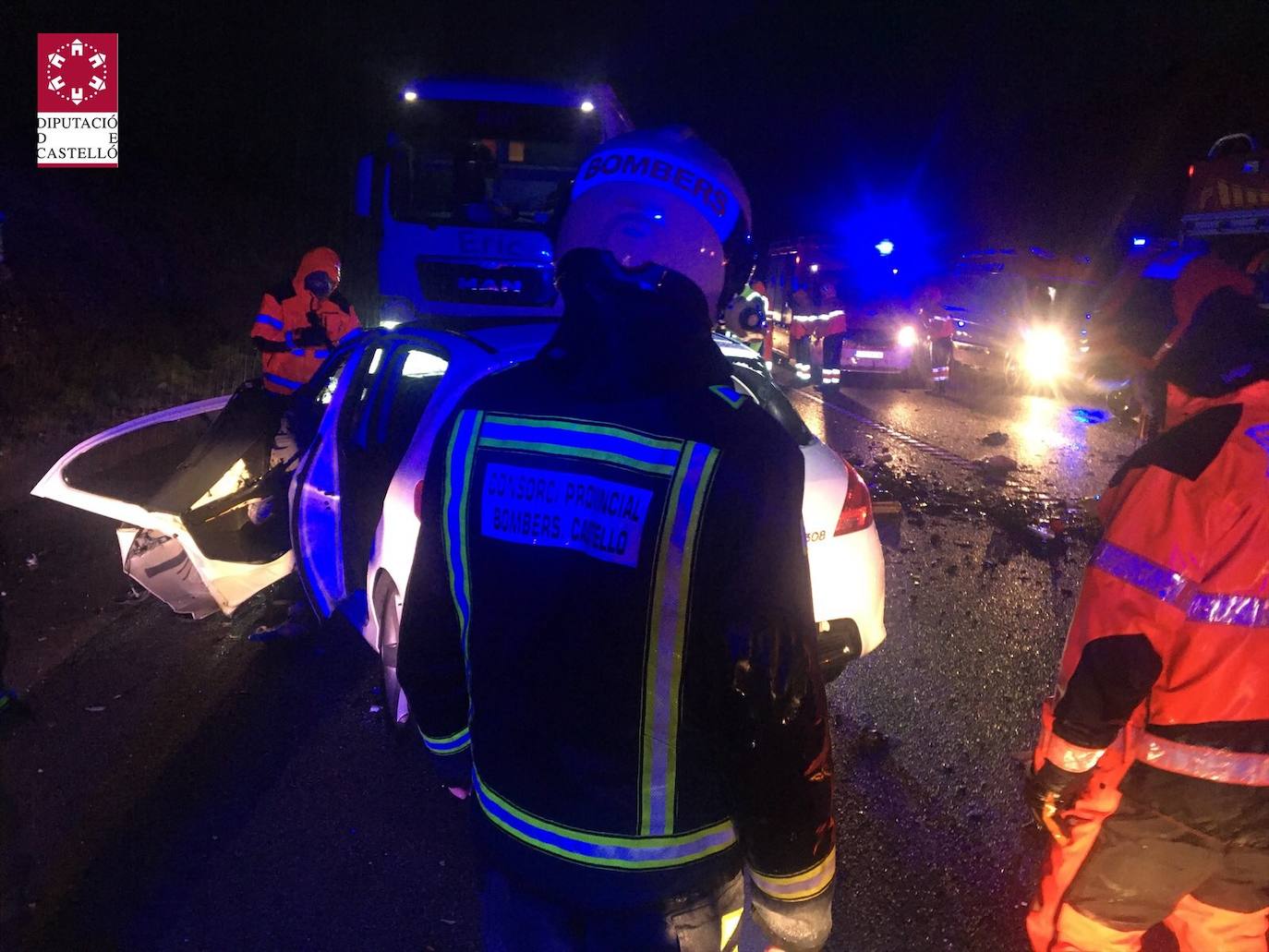 Tres fallecidos tras chocar un camión con dos coches en Vilanova d'Alcolea