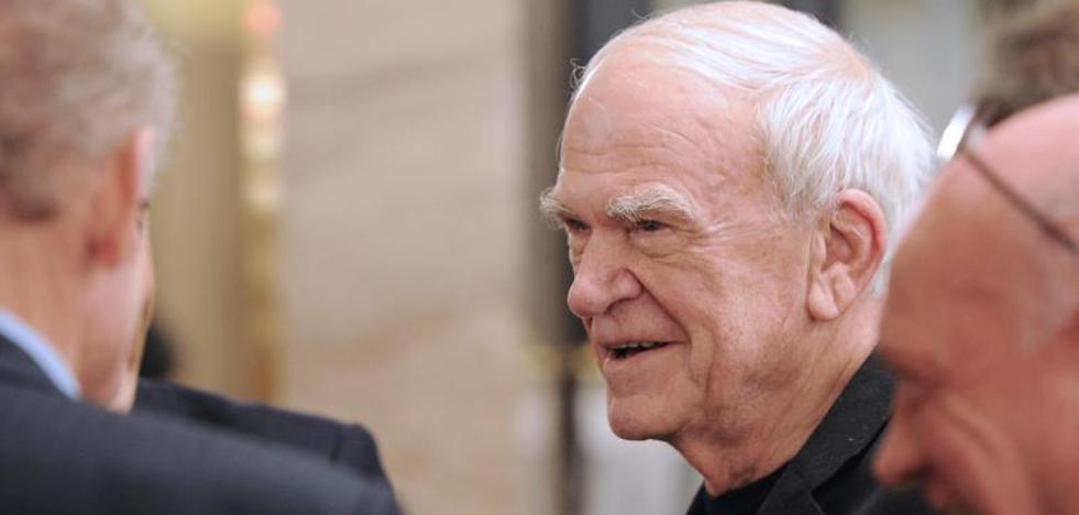 Milan Kundera recupera la nacionalidad checa