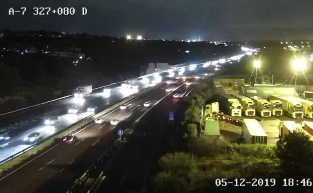 La lluvia y la operación salida complican la circulación en Valencia