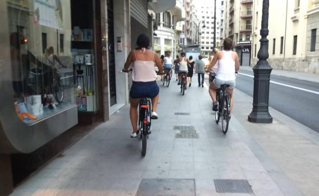 El PP pide que los ciclistas tampoco circulen por las calles peatonales